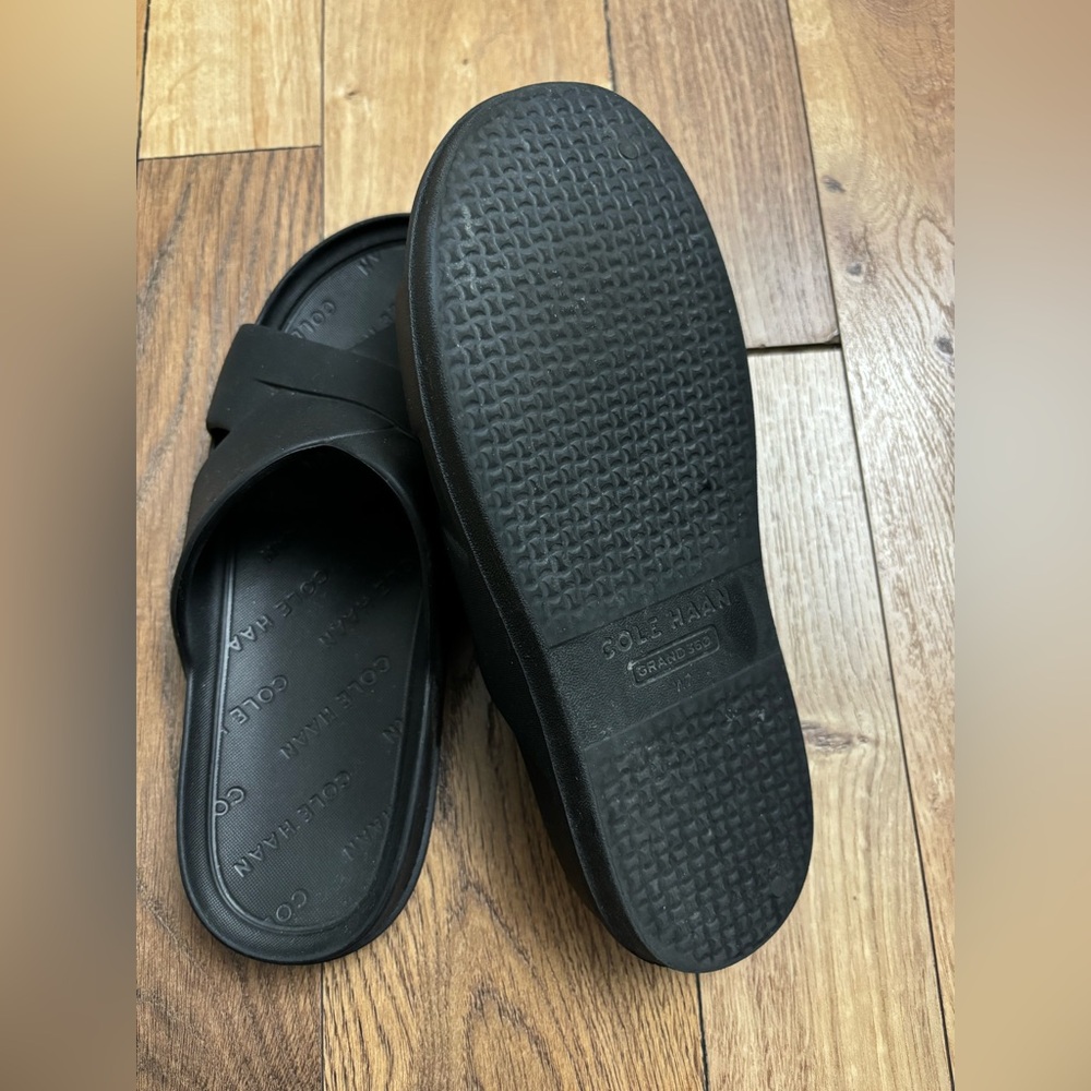 Black cole haan slides size 6. in good condition